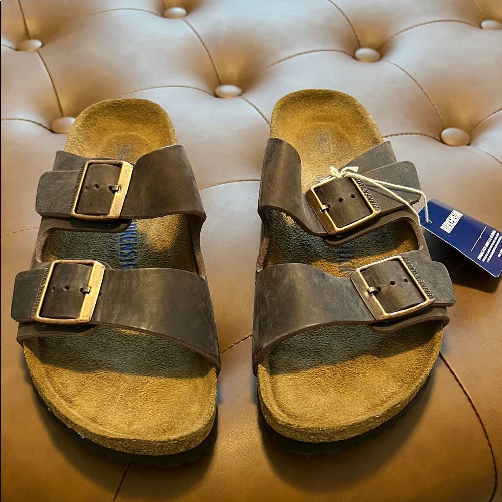 NWT-Birkenstock Arizona Sandals in Brown with Gold Buckles, size 41